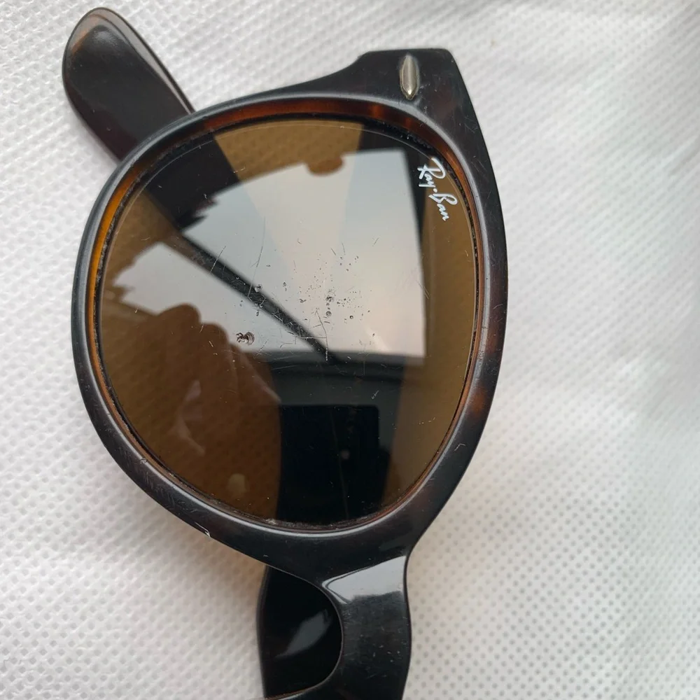 Scratched Ray-Ban Classic Wayfarer Rounded Brown Sunglasses - Picture 5 of 10